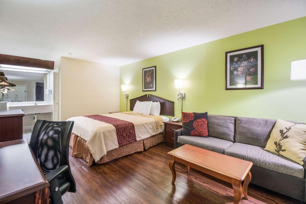Rodeway Inn Bolivar Екстериор снимка