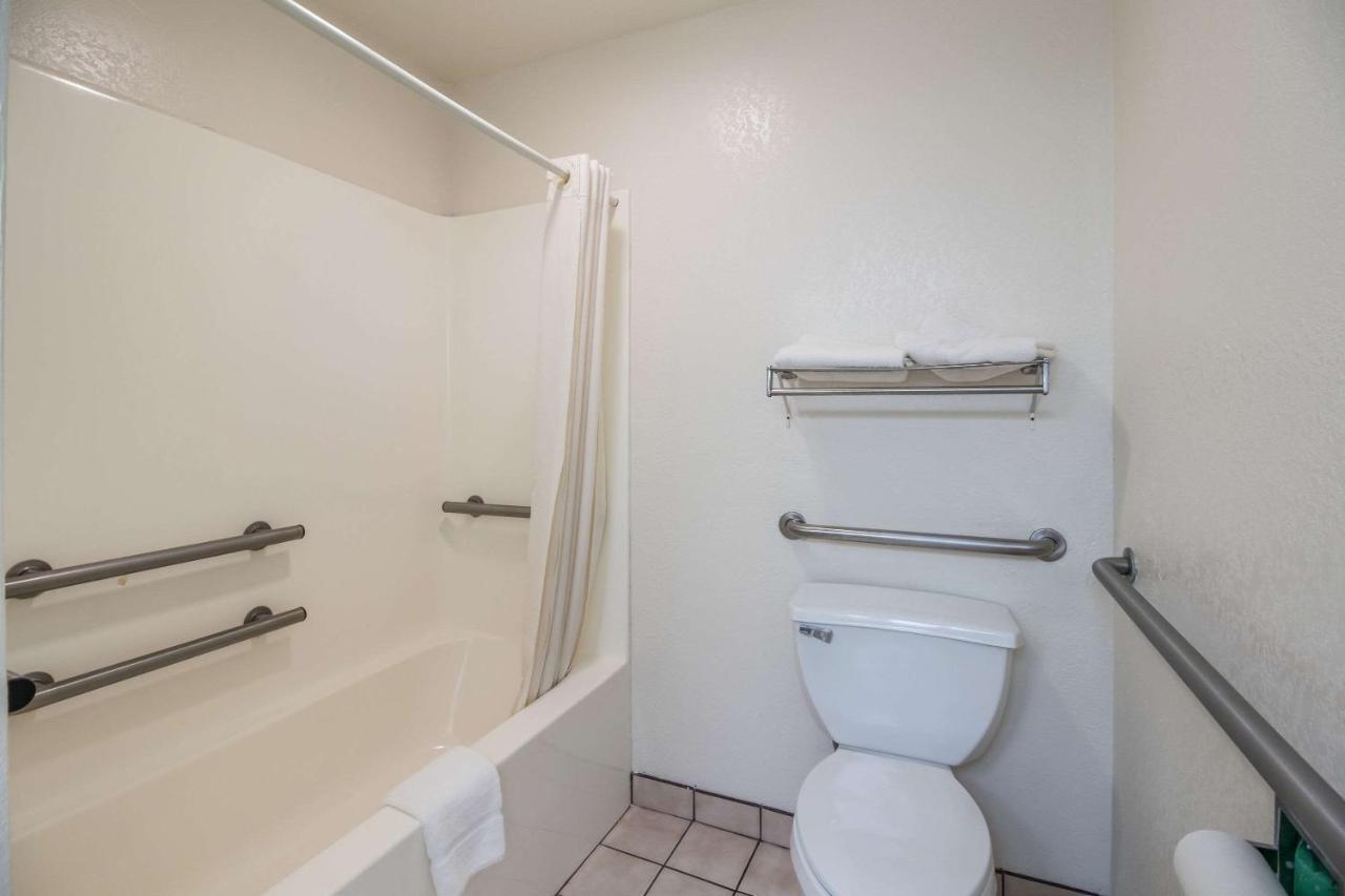 Rodeway Inn Bolivar Екстериор снимка