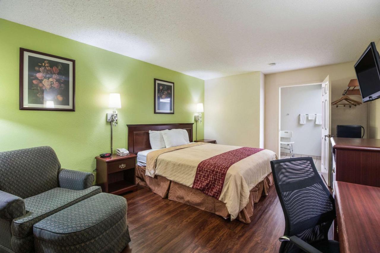 Rodeway Inn Bolivar Екстериор снимка