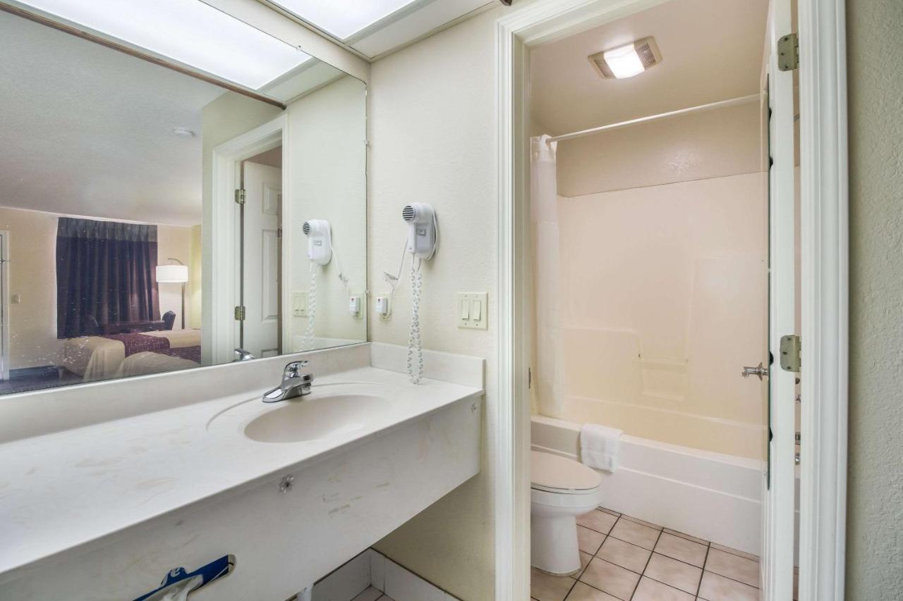 Rodeway Inn Bolivar Екстериор снимка